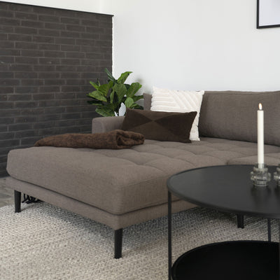 Lido Lounge Sofa - Lounge Sofa,  venstrevendt i brun med fire puder og sorte træben, HN1055