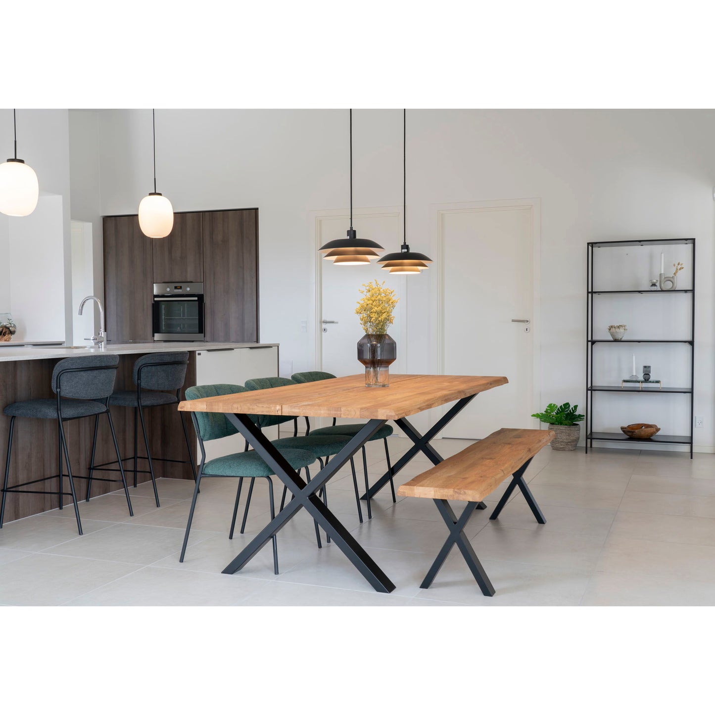 Toulon Bænk - Bænk i eg med bølget kant, olieret med sorte ben 180x32x46 cm