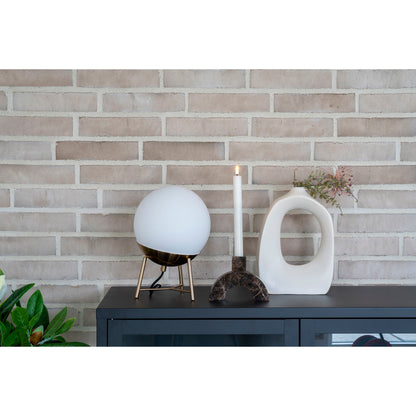 Chelsea Bordlampe - Bordlampe, hvid glas, messingfarvet fatning og ben, kugleformet, Ø20 cm