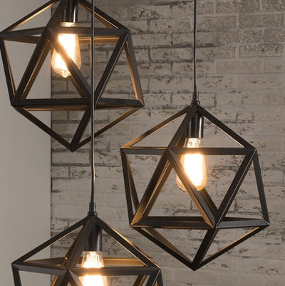 Sort metal loftslampe i industri design - Triangelformet