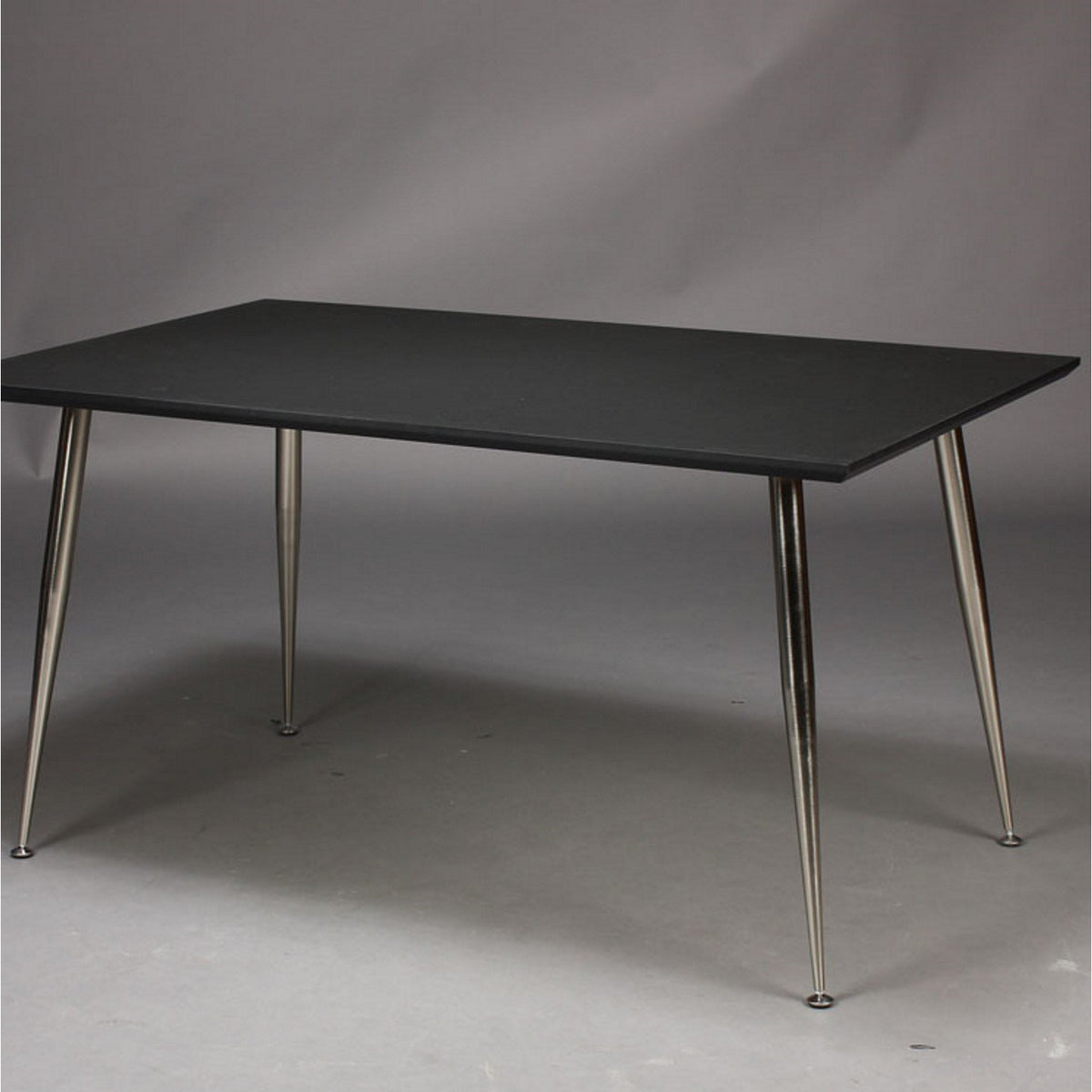 Skrivebord, sort højtrykslaminat, metal ben 140 x 70 cm.