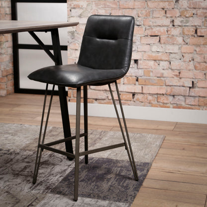 Barstol i sort metal med V-ben og sort PU læder