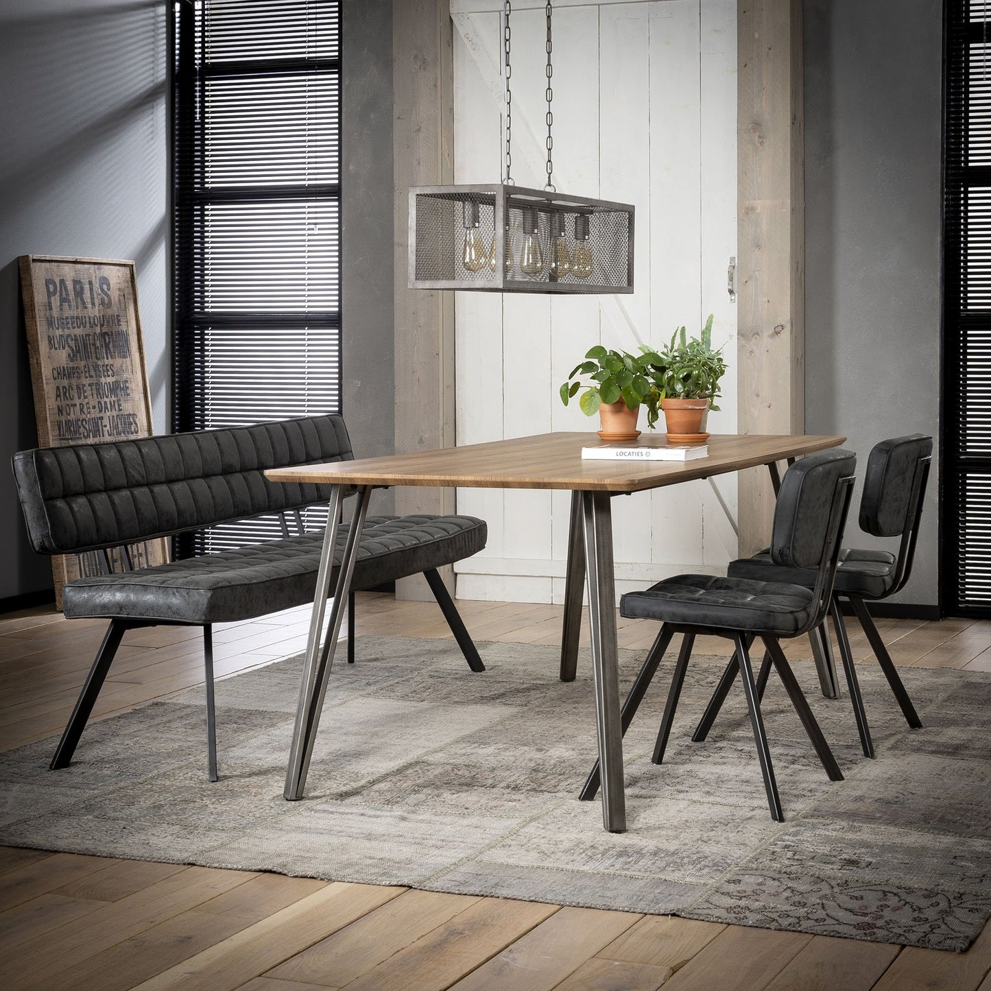 Bænk - metal og sort læder look. 150 cm.