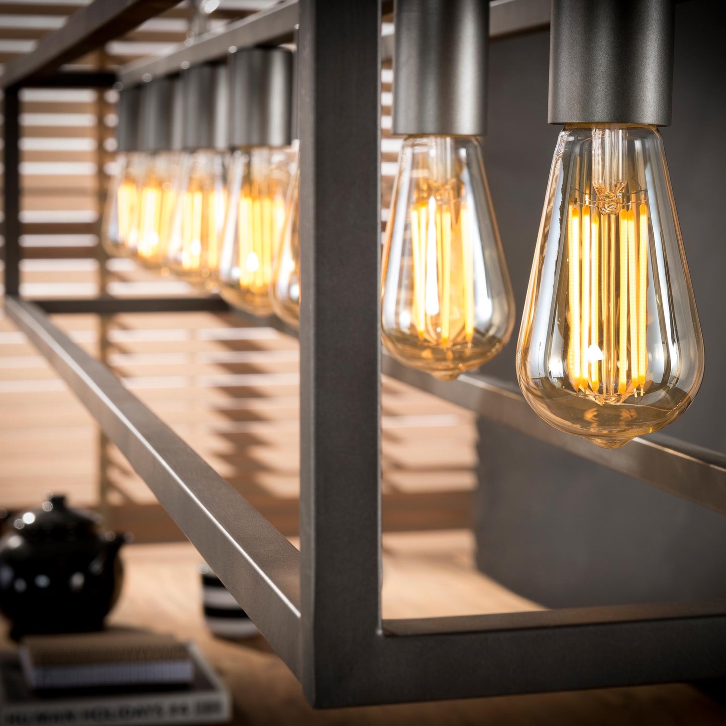 Loftslampe - Kubistisk metalstel og 7 pærer i sølvfarve.