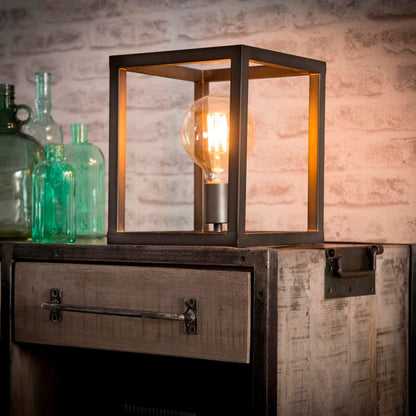 Bordlampe, kubistisk lampe i patineret metal.