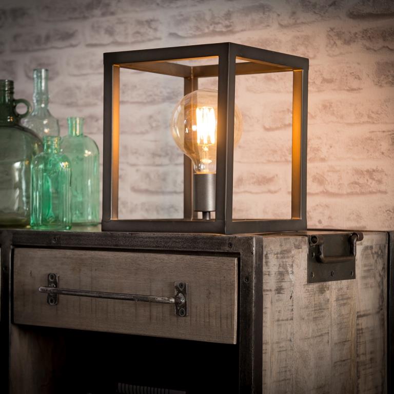 Bordlampe, kubistisk lampe i patineret metal.