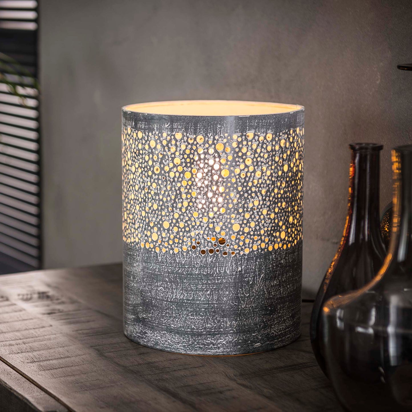 Bordlampe - Rund bordlampe i grå metal, højde 25 cm.