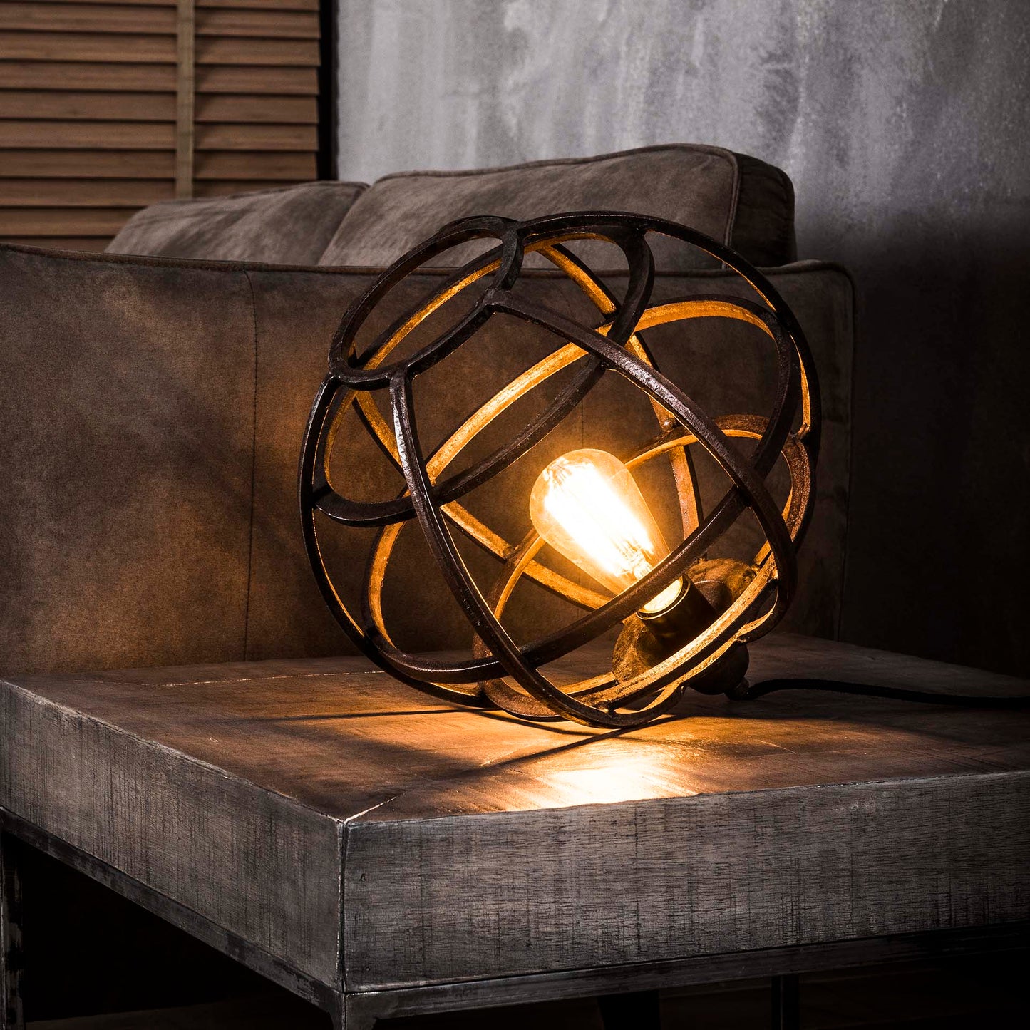 Bordlampe - Rund metallampe - kobber finish i sort