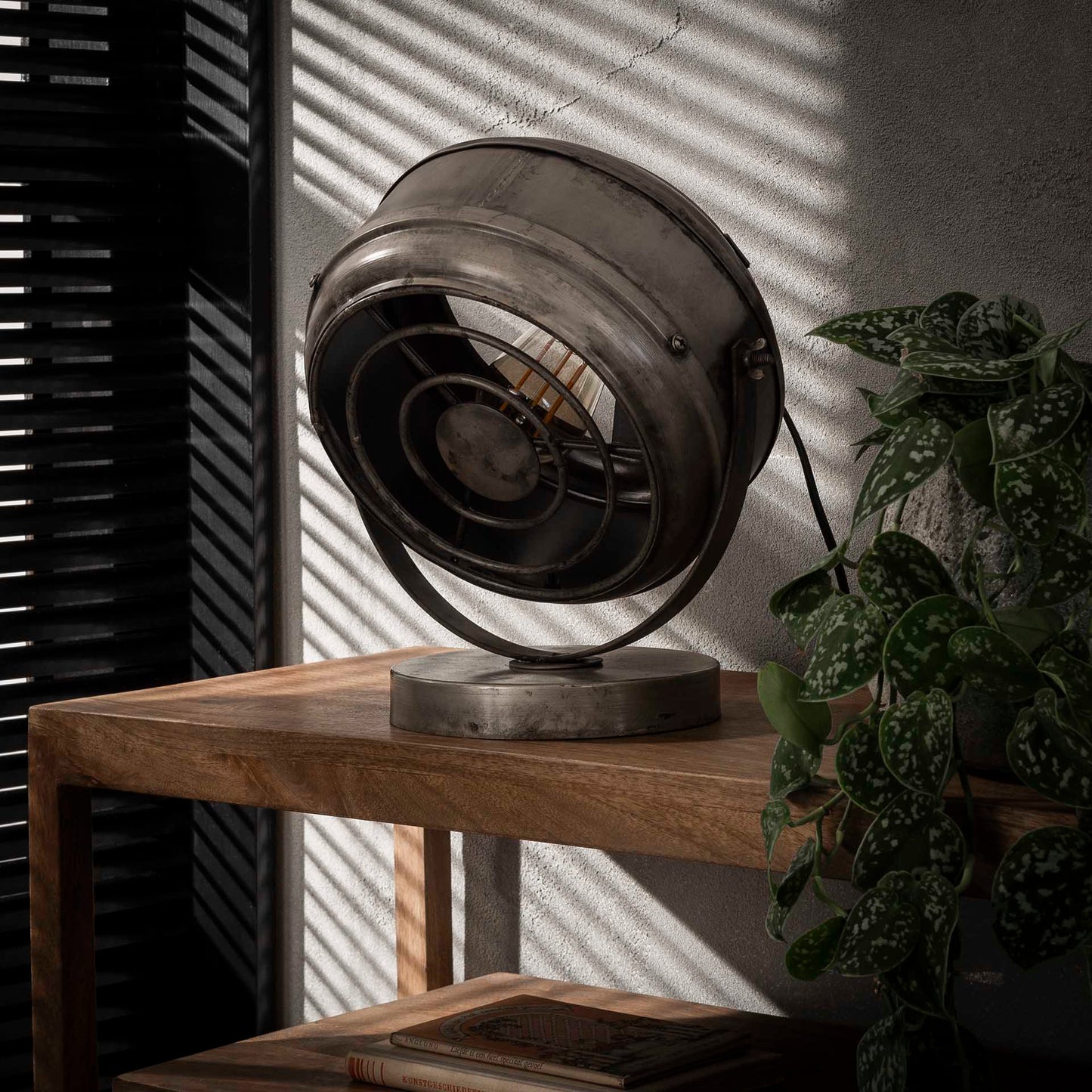 Antik sølvfarvet bordlampe