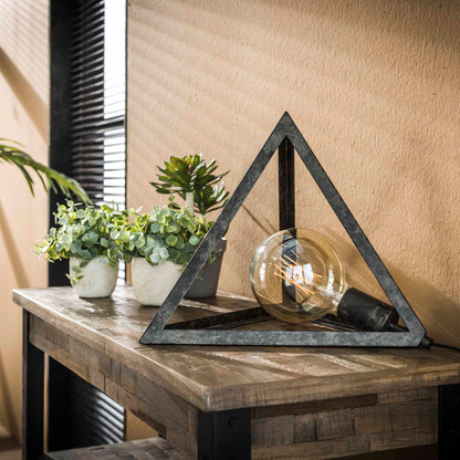 Pyramideformet bordlampe i patineret sort metal.