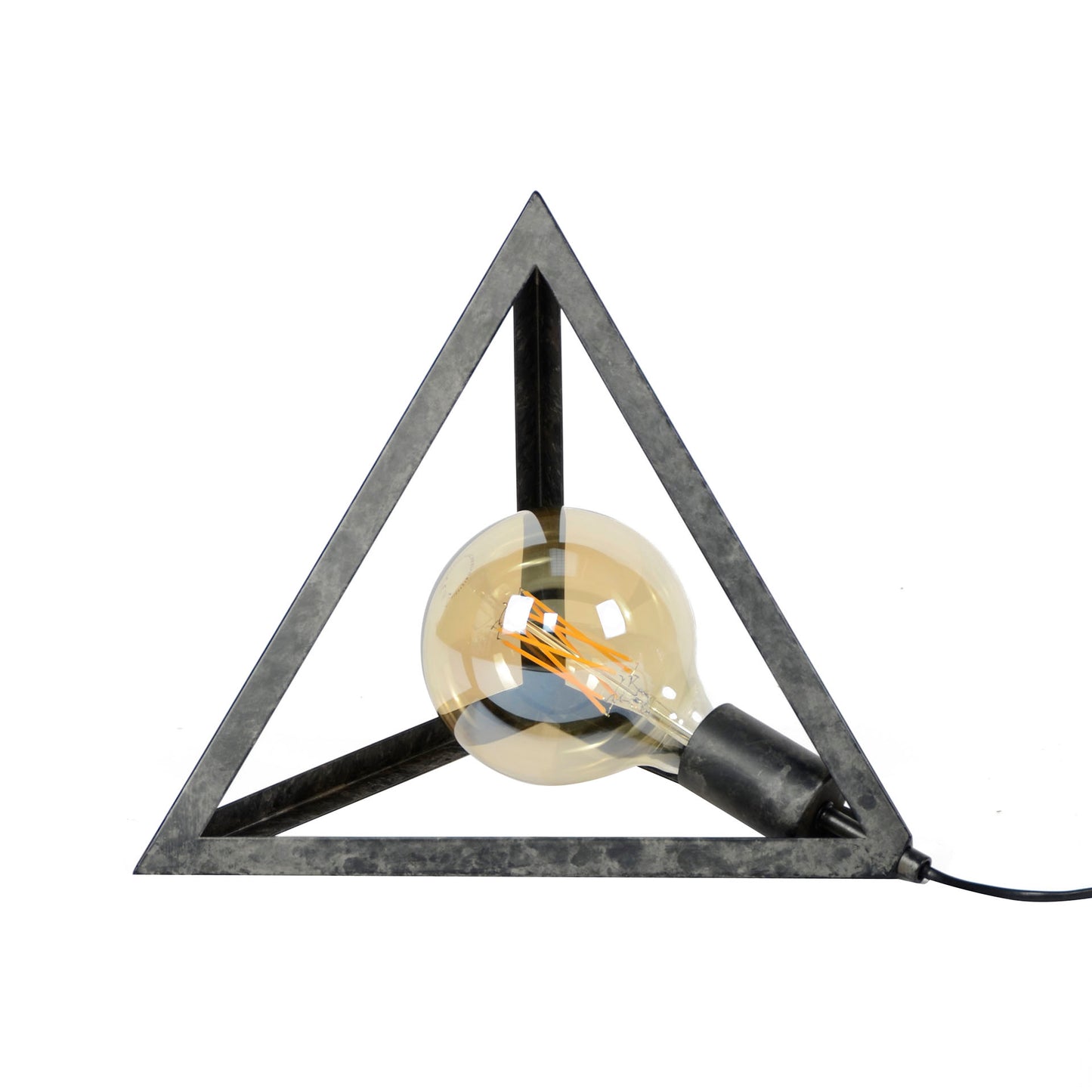 Pyramideformet bordlampe i patineret sort metal.