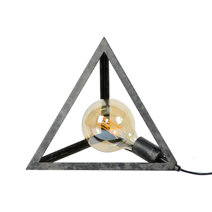 Pyramideformet bordlampe i patineret sort metal.
