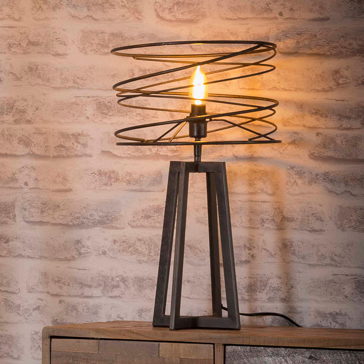 Spiralformet bordlampe i sort metal