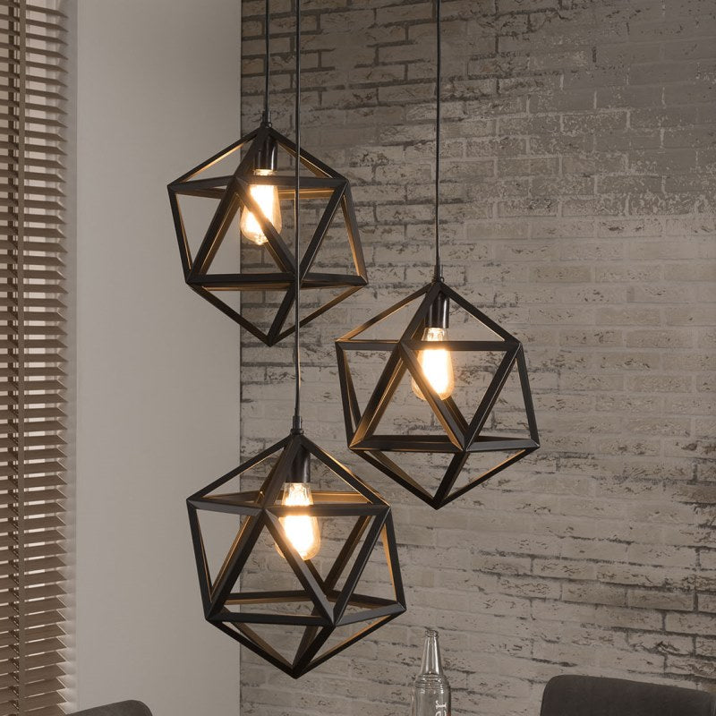 Sort metal loftslampe i industri design - Triangelformet