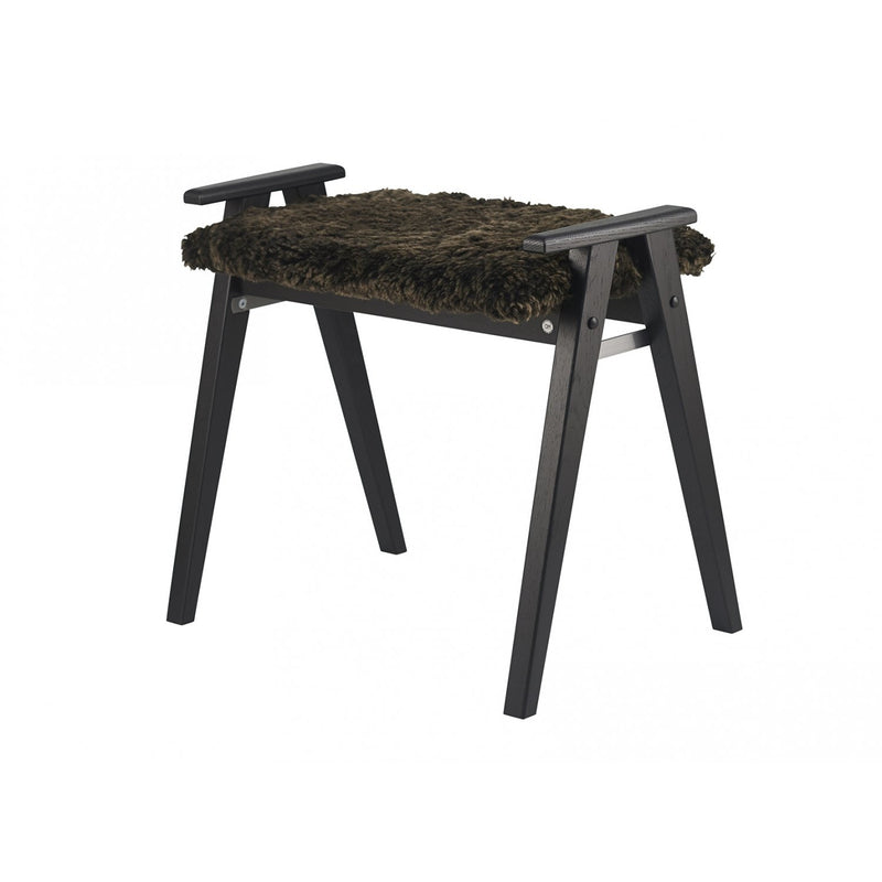 Alme bænk med fåreskind - Sortbejdset eg