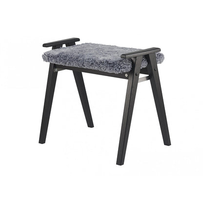 Alme bænk med fåreskind - Sortbejdset eg