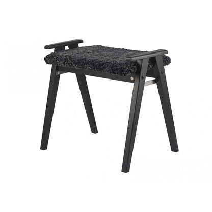 Alme bænk med fåreskind - Sortbejdset eg