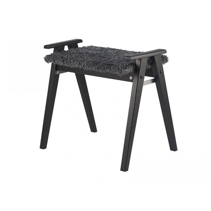 Alme bænk med fåreskind - Sortbejdset eg