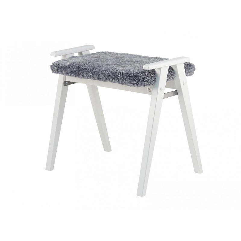 Alme bænk med fåreskind - Hvidlakeret eg