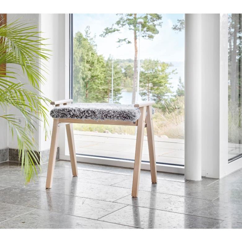 Alme bænk med fåreskind - Hvidolieret eg