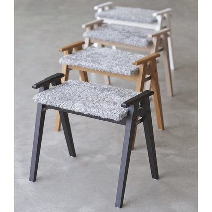 Alme bænk med fåreskind - Sortbejdset eg