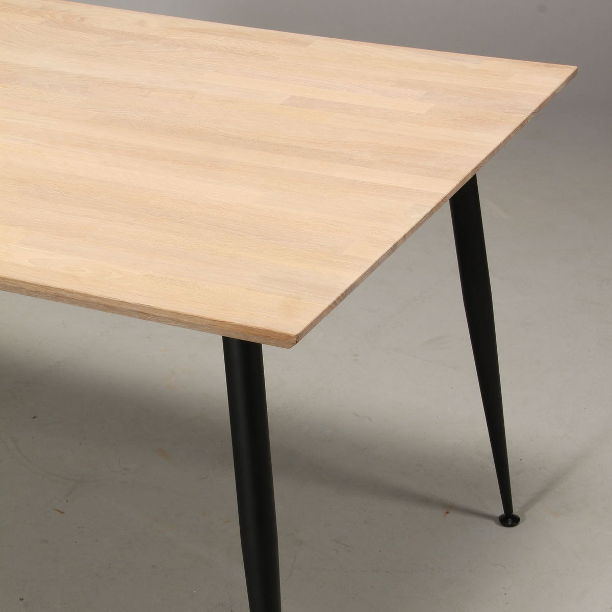 Spisebord i massiv eg med sorte metalben - 100 x 60 cm.